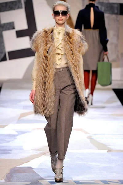 Look 32